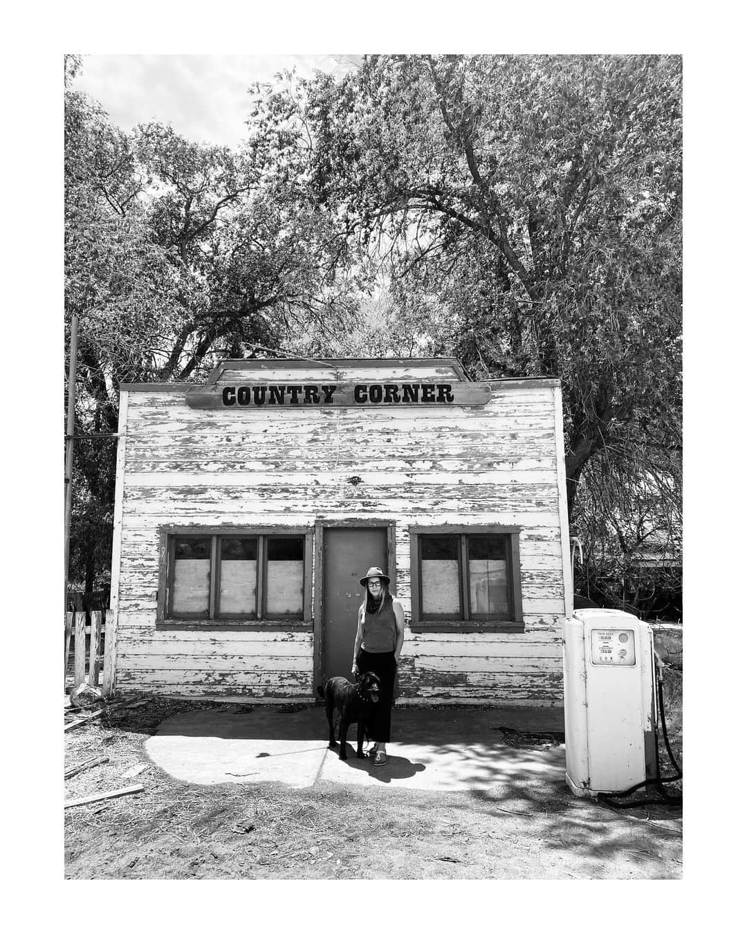 ジェニー・ガースさんのインスタグラム写真 - (ジェニー・ガースInstagram)「Me and Pearl in Boulder Town, Utah🌫」8月2日 3時22分 - jenniegarth