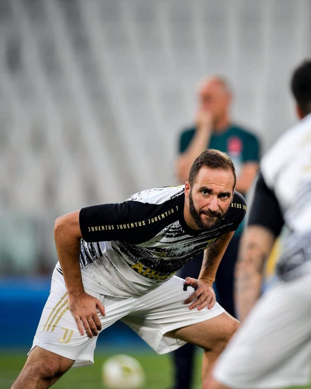 ユヴェントスFCさんのインスタグラム写真 - (ユヴェントスFCInstagram)「New pre-match look, same focus as always 👀⚪⚫ #JuveRoma #FinoAllaFine #ForzaJuve」8月2日 3時27分 - juventus