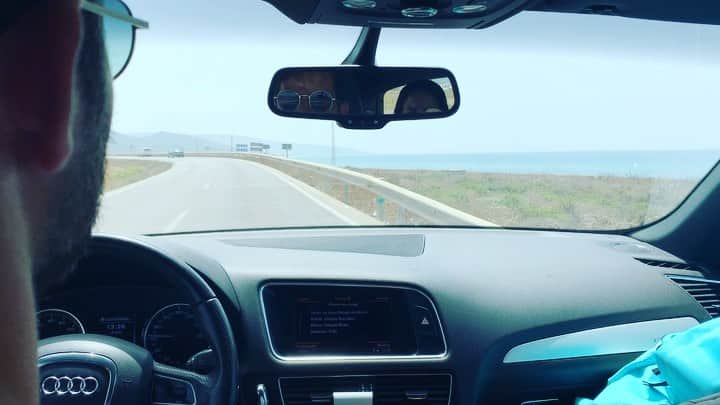 のインスタグラム：「Mi carretera favorita, con la canción de siempre, pero este año se la enseñamos a nuestra personita más especial. ❤️❤️ #lalunadebajodelbrazo  @paularlobato」