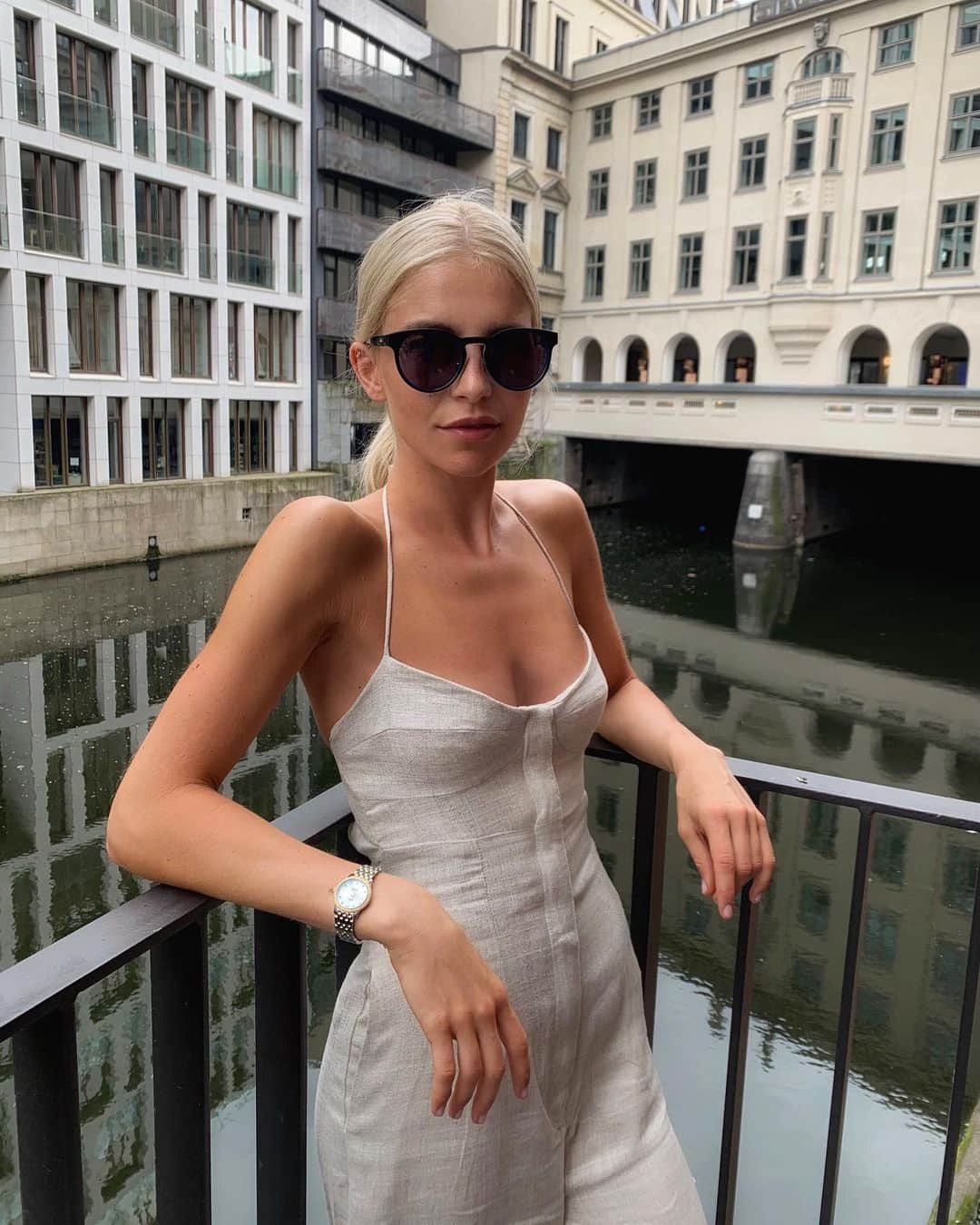 キャロライン・ダウルさんのインスタグラム写真 - (キャロライン・ダウルInstagram)「Shocker, summer decided to show its face for once in Hamburg😎 wearing @omega sunnies #omegaeyewear」8月2日 3時32分 - carodaur