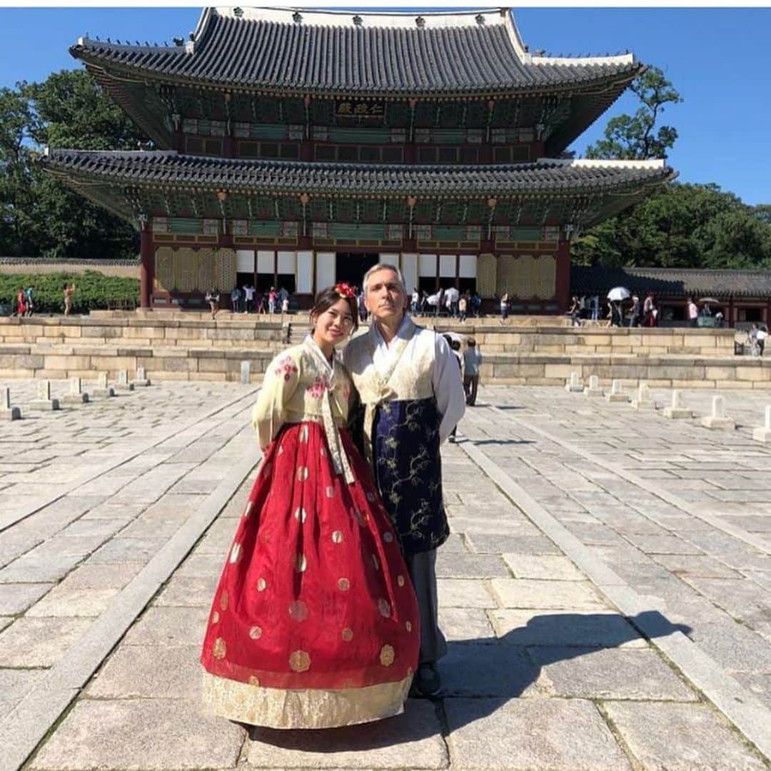 スコット・ローウェルさんのインスタグラム写真 - (スコット・ローウェルInstagram)「Thanks for showing us this amazing Palace, @heeeeeeu_ ! I miss my Hanbok. #repost @heeeeeeu_  ............................ #throwback w. @scolo222 Hanbok time on such a hot sunny day, the new emperor Colby showed up in Changdeok palace!」8月2日 3時41分 - scolo222