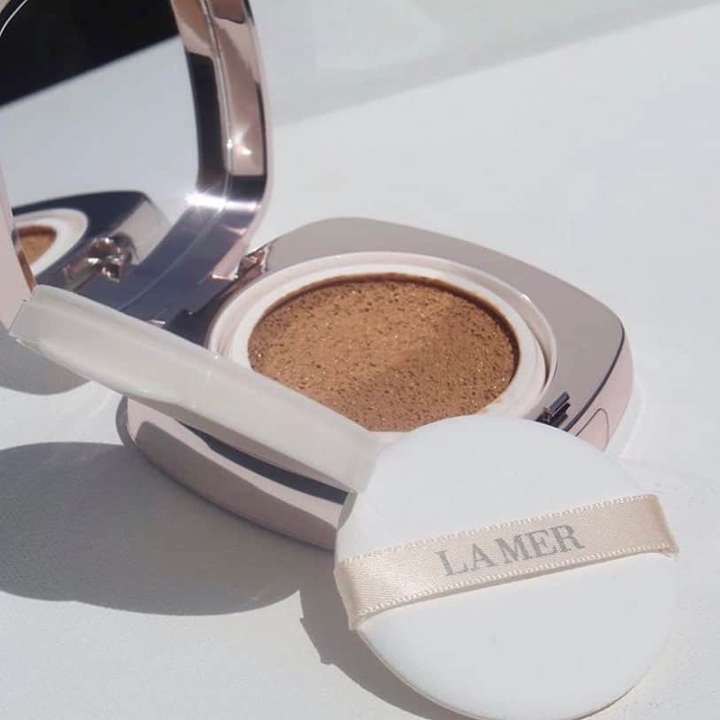 ドゥラメールのインスタグラム：「Compact color on-the-go — The Luminous Lifting Cushion Foundation Broad Spectrum SPF 20. #Regram ℅ @opalroseclean.」