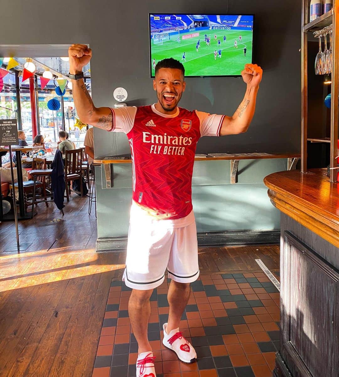 F2Freestylersのインスタグラム：「FA Cup Winners! 🏆🎉 @aubameyang97 is the mannn! 🔥 #arsenal #arsenalvschelsea #facup #facupfinal #aubameyang #cheeky #lookatthetimeonthetv」