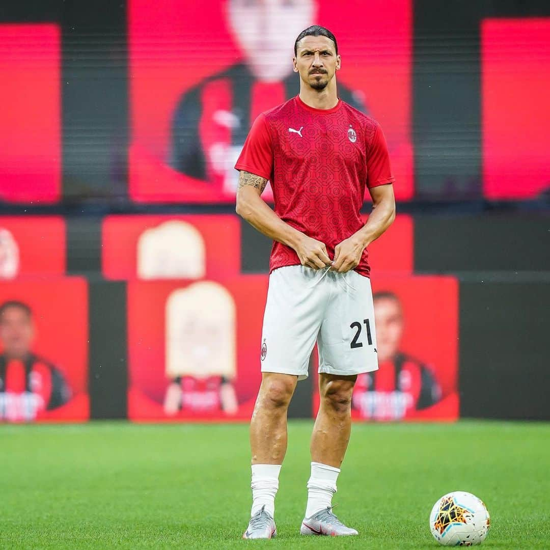 ACミランさんのインスタグラム写真 - (ACミランInstagram)「Kick-off is near! Who’s ready? 🙋‍♂️🔴⚫️ #MilanCagliari #SempreMilan」8月2日 3時38分 - acmilan