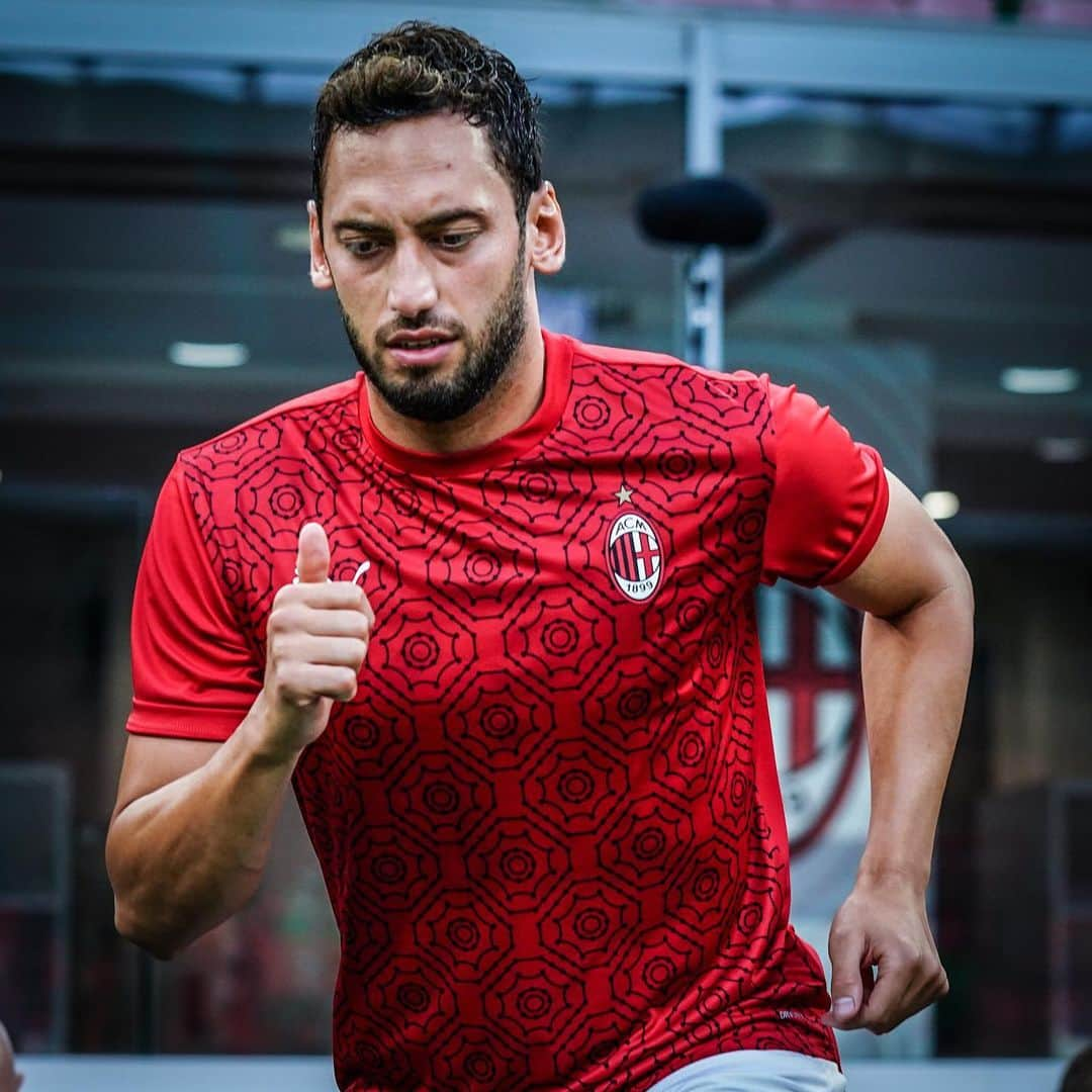 ACミランさんのインスタグラム写真 - (ACミランInstagram)「Kick-off is near! Who’s ready? 🙋‍♂️🔴⚫️ #MilanCagliari #SempreMilan」8月2日 3時38分 - acmilan