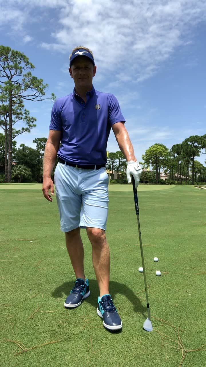 ルーク・ドナルドのインスタグラム：「I much prefer a weaker grip as opposed to a stronger grip when it comes to short game. The weaker grip really makes it easier to keep loft on the club throughout the swing which in turn will make it easier for you to use the club the way it has been designed.   Apologies for the moving camera and wind, a small hurricane is on its way to South Florida this evening 😬 #LDTips #shortgame #weakergrip #bounce #staysafe #stayhealthy」