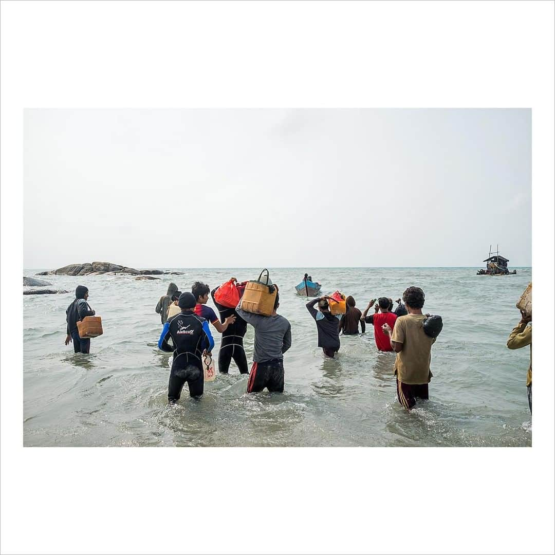 Magnum Photosさんのインスタグラム写真 - (Magnum PhotosInstagram)「“Indonesian tin divers and miners on the island of Bangka — armed with their lunch and water to last the day — head out to sea to catch a boat that takes them about 3km off the coast to do the dangerous work that supplies the world’s solder wires for electronics such as smartphones, tablet computers like iPads, and flat-screen TVs. ⁠ ⁠ They earn €6.50 a day for their work: diving to shove large plastic suction tubes into the sea bed to dredge for tin — a dangerous and archaic method. I shot these pictures in 2016, and wondered: when we buy our electronics, might we spare a thought for the cheap labour that goes into making them? What do we do in solidarity with these workers?” – @chiyin_sim⁠ .⁠ Solidarity, the July Magnum Square Print Sale, in support of the @naacp and in collaboration with @voguemagazine, is live until tomorrow only!⁠ .⁠ This is a unique opportunity to purchase signed or estate-stamped prints by over 100 of the world’s leading photographic artists in an exclusive 6x6” format for $100.⁠ .⁠ Magnum photographers and Vogue are both donating 50% of their proceeds to the National Association for the Advancement of Colored People (@naacp), the longest-running, and largest civil rights organization in the United States.⁠ .⁠ The NAACP’s mission is to eliminate race-based discrimination and uphold equality of rights of all persons.⁠ .⁠ Visit the link in bio to shop all the images available.⁠ .⁠ PHOTO: Bangka, Indonesia. 2014.⁠ .⁠ © @chiyin_sim/#MagnumPhotos⁠ ⁠ #MAGNUMSQUARE #Solidarity #printsale」8月2日 4時01分 - magnumphotos