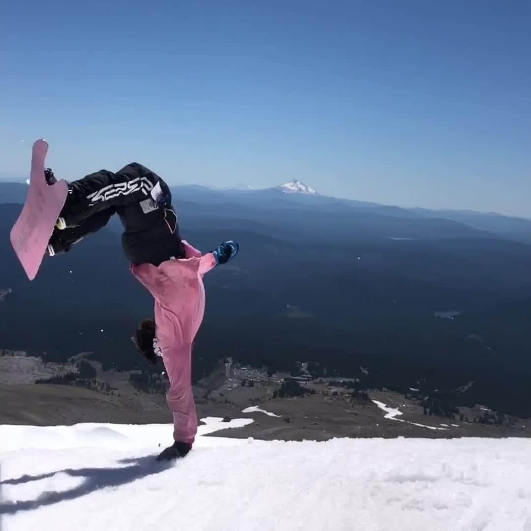 レッドブルのインスタグラム：「meanwhile Zeb Powell is out here snowboarding in 2050   🏂 : @zebpowelll 🎥 : @tophaloaf #redbull #givesyouwings #snowboard #snowboarding #tricks」