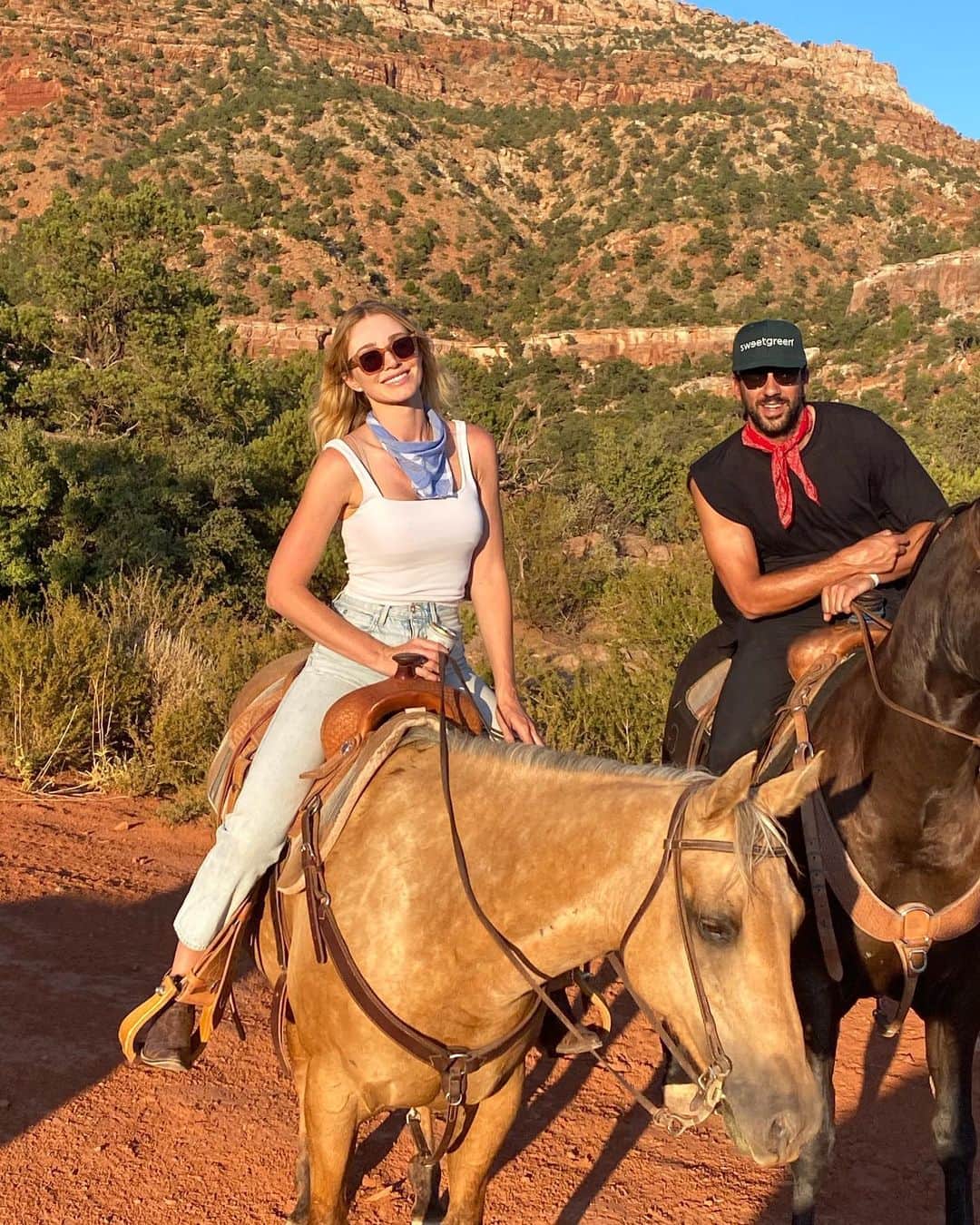 アリッサ・ジュリア・スミスさんのインスタグラム写真 - (アリッサ・ジュリア・スミスInstagram)「I wanna be a cowboy baby 🤠 #roadtrippin #horsepower #horseyoga」8月2日 3時54分 - alyssajulyasmith