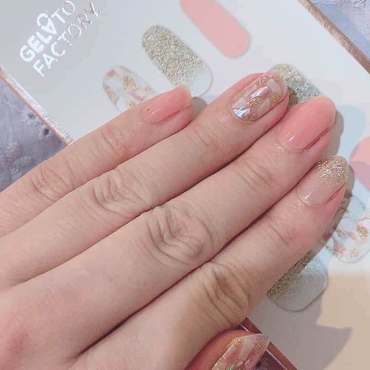 のインスタグラム：「また #ネイル なのですが…！ #ジェラートファクトリー というネイルシールを初めて使ってみました💅 やわらかいジェルシールを貼って爪に合わせて切って、ランプで硬化させると言うもので、模様なども既に入っていてとっても可愛い🥰 お世話になっていたサロンのお姉さんがどうやら辞めてしまったので困ってたところちょうど外出自粛でセルフネイルに。 久しぶりにセルフネイルにハマっております✨ 自分でできるのをいいことにしょっちゅう変えてしまいそうです🥰 #gelatofactory #selfnail」