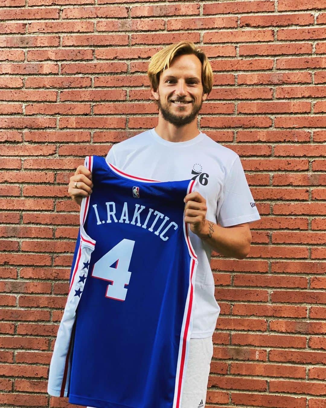 イヴァン・ラキティッチのインスタグラム：「Let’s go guys! I wish a good start and all the best for the rest of the season! Proud and honored to be a @Sixers ambassador 🏀🤩! @nba @nbaeurope // #IvanRakitic #NBA #Sixers #wholenewgame」
