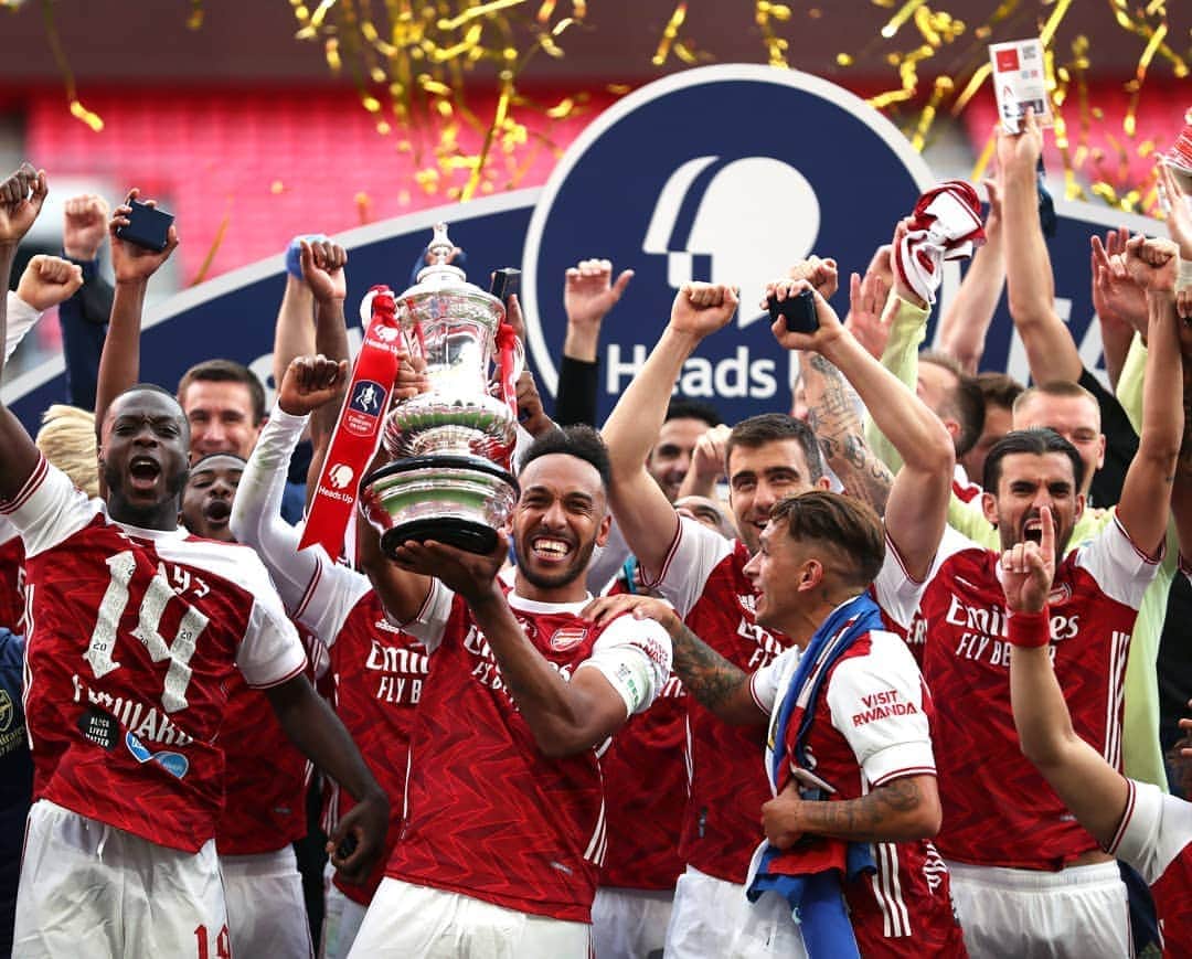 メスト・エジルのインスタグラム：「Great job my boys!!! 🏆👏🏼❤️ #LondonIsRed 🔴 #YaGunnersYa #FACupWinners」