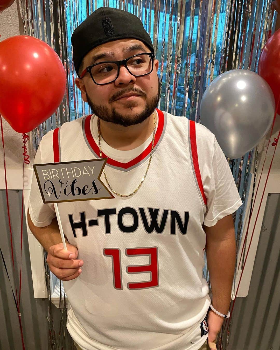 リコ・ロドリゲスのインスタグラム：「I don’t know about you but I’m feeling 22... did I do that right? 😂 I’m feeling so blessed to be able to see another year. Thank you to everyone who sent me birthday love yesterday, I had the PERFECT day! 🎊🎉🎁🎈」