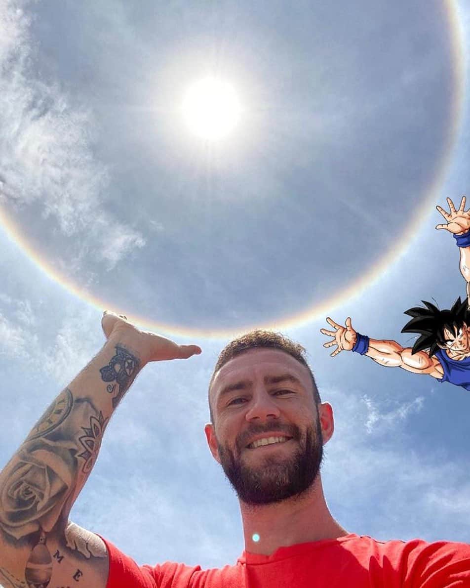 ミゲル・ラジュンのインスタグラム：「Ayudando a mi compadre #Goku con la “Genkidama”... #dragonball 🐉 🤪 . PD siempre me ha dado curiosidad saber acerca de ese aro al rededor del sol, ya lo vi varias veces!!」