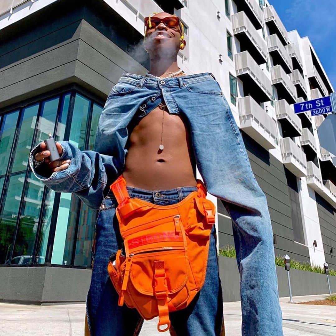 ジョージジーナ&ルーシーのインスタグラム：「@ziggymackjohnson you’re iconic 🧡 He’s wearing our „Push Her“ bag which is available in many colorways. Go check out our online store 🔥」
