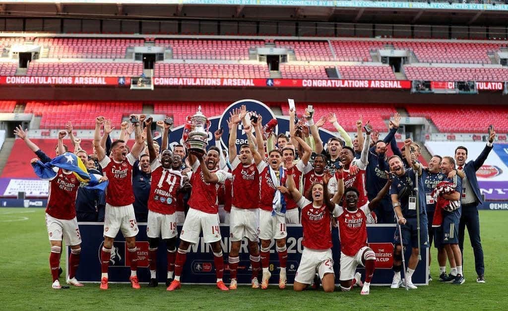 シュコドラン・ムスタフィのインスタグラム：「LONDON IS RED 🔴 Fourteen Times 🏆 Great Teamwork 👊🏻 #SM20 #FACupWinners」