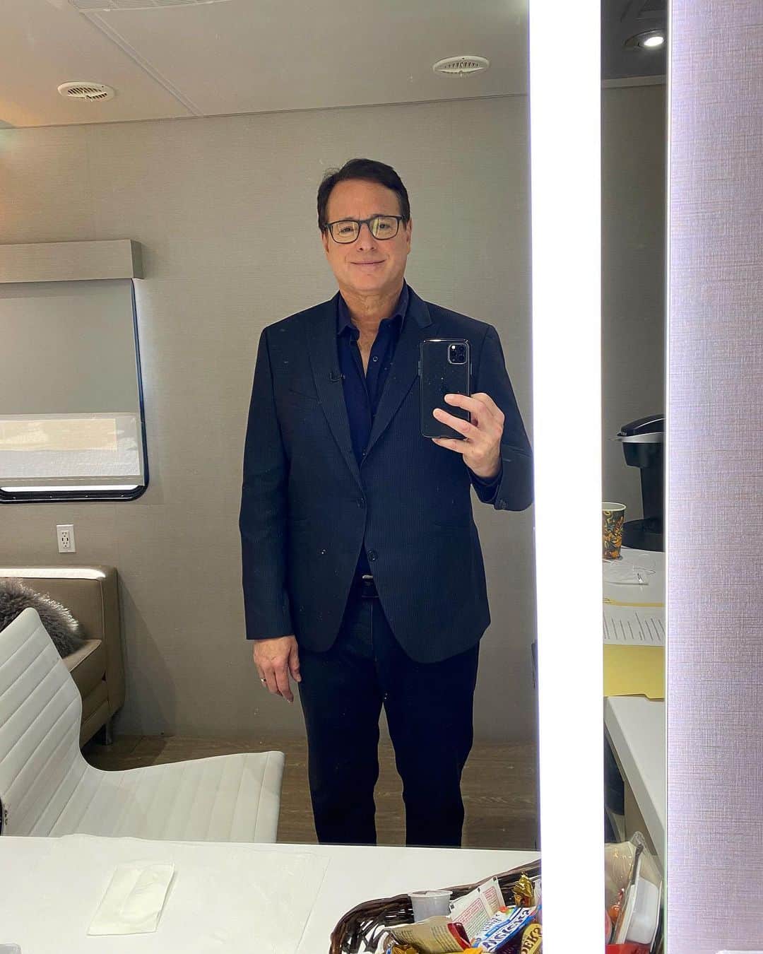 ボブ・サゲットのインスタグラム：「Felt good to get back to work yesterday. Yup, great to get back at my job— Taking selfies in trailers.」
