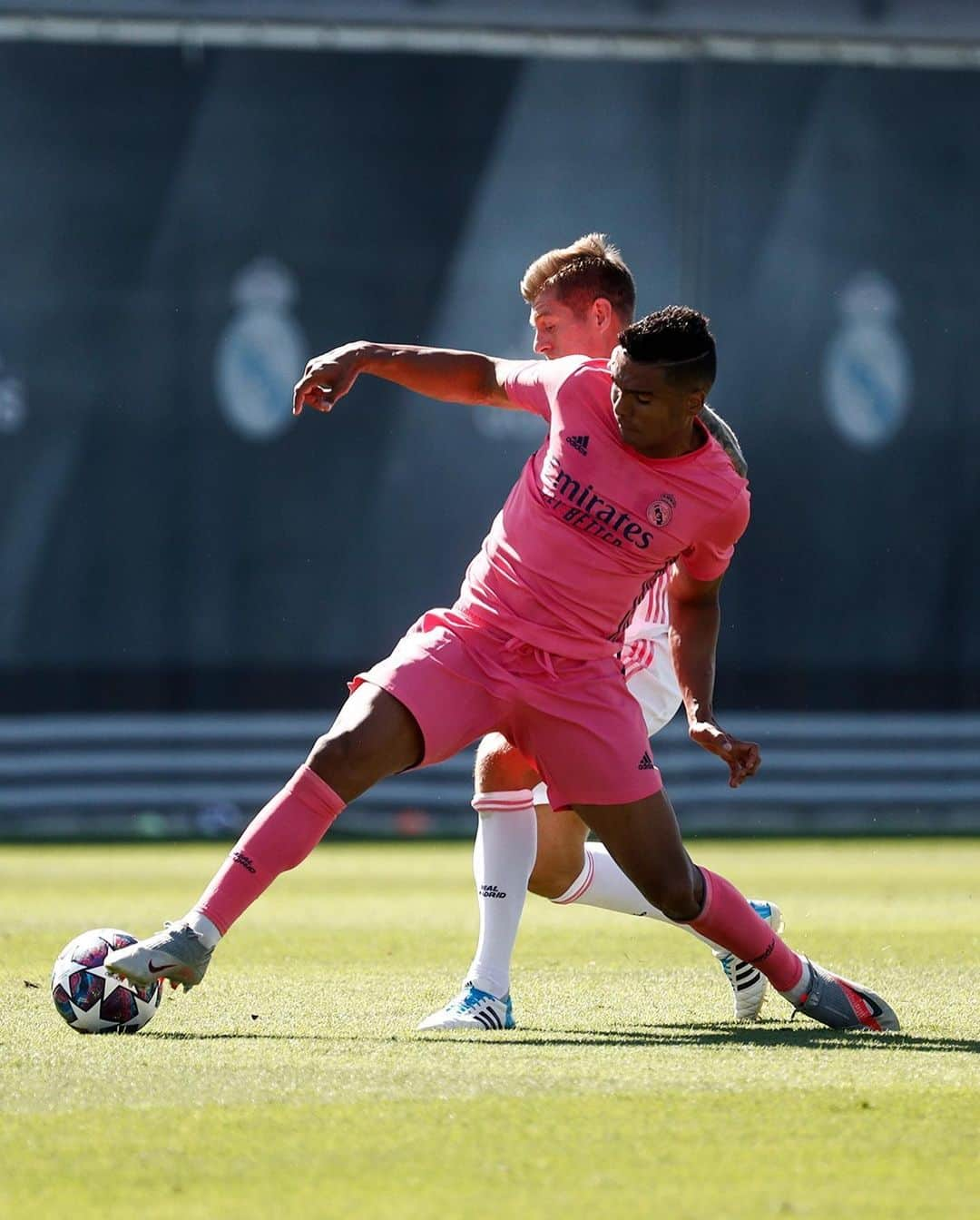 レアル・マドリードさんのインスタグラム写真 - (レアル・マドリードInstagram)「😎 Team white or team pink? 👊 ¡Las equipaciones 2020-21 en ACCIÓN! #RMCity  #HalaMadrid」8月2日 4時29分 - realmadrid