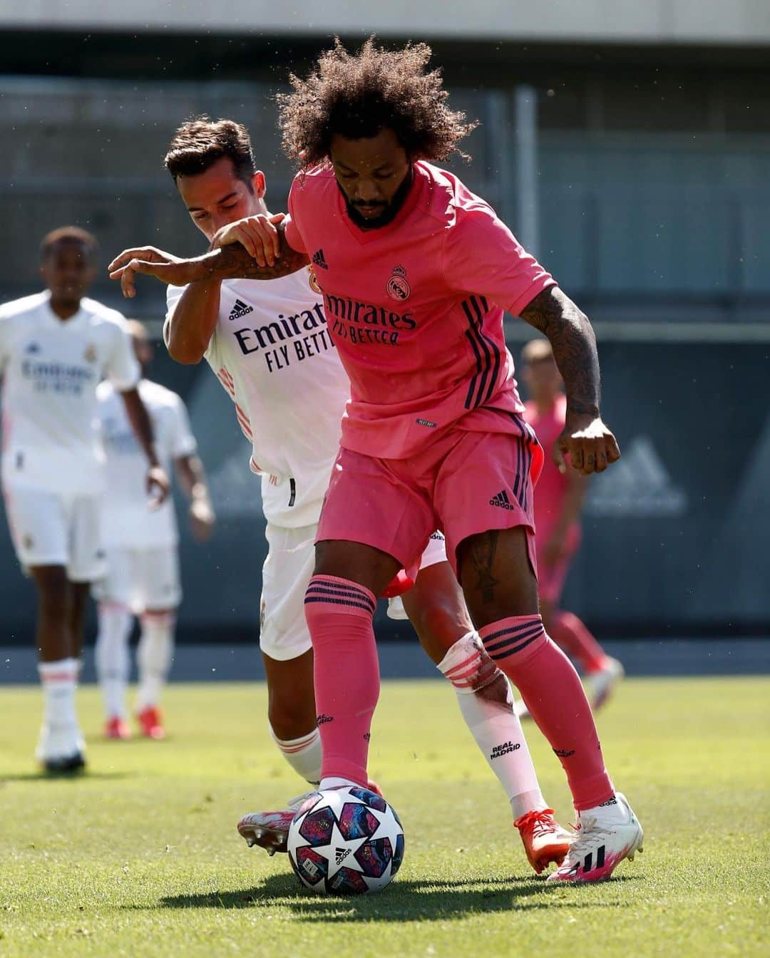 レアル・マドリードさんのインスタグラム写真 - (レアル・マドリードInstagram)「😎 Team white or team pink? 👊 ¡Las equipaciones 2020-21 en ACCIÓN! #RMCity  #HalaMadrid」8月2日 4時29分 - realmadrid