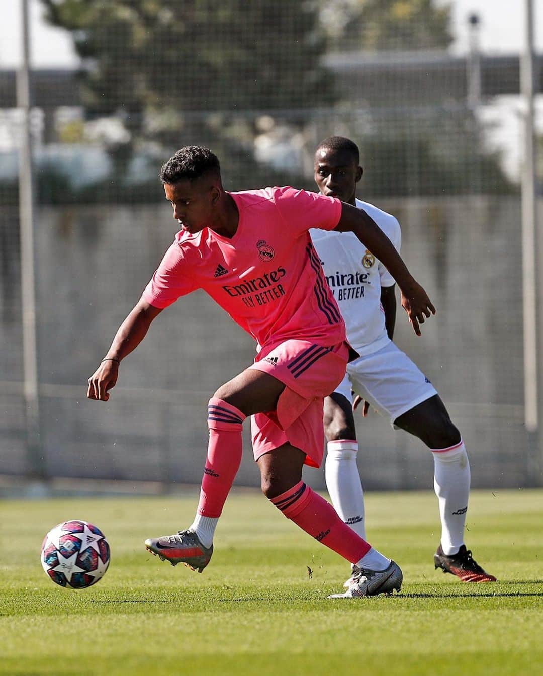 レアル・マドリードさんのインスタグラム写真 - (レアル・マドリードInstagram)「😎 Team white or team pink? 👊 ¡Las equipaciones 2020-21 en ACCIÓN! #RMCity  #HalaMadrid」8月2日 4時29分 - realmadrid