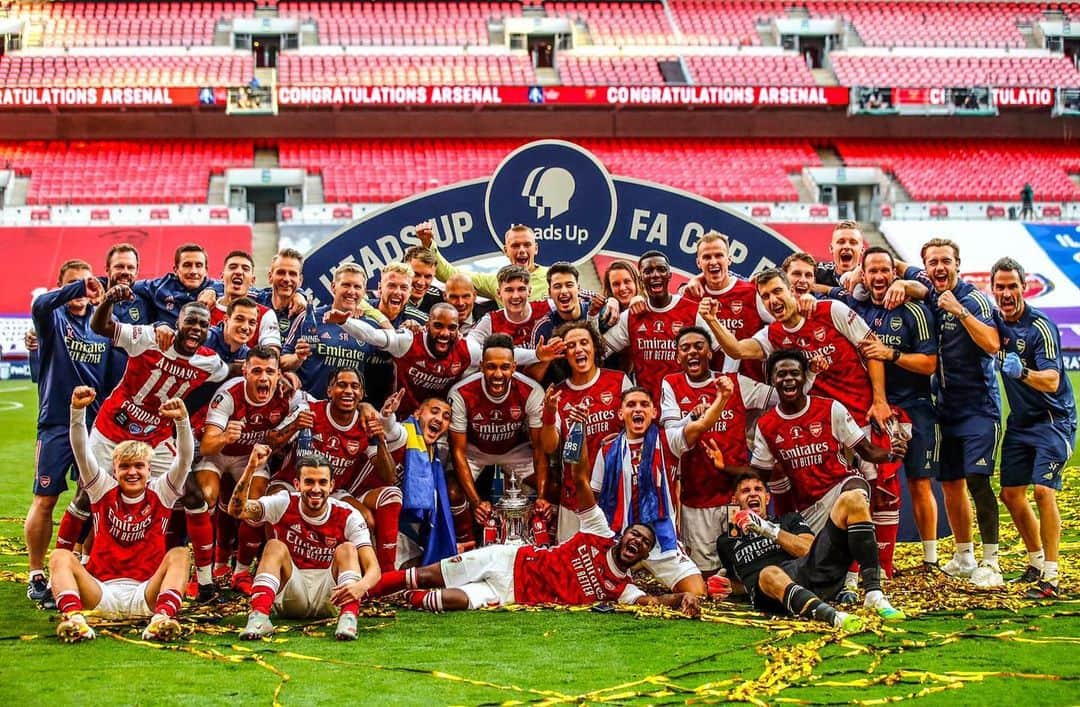 セドリック・ソアレスさんのインスタグラム写真 - (セドリック・ソアレスInstagram)「Well done guys, an amazing victory! I'm so proud of you and excited about our future. C'mon, you Gunners! 🏆👏🔴⚪ #Arsenal #Gunners #COYG #FACup #FACupChampions」8月2日 4時31分 - cedricsoares41