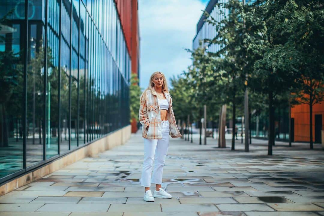 マンチェスター・シティFCさんのインスタグラム写真 - (マンチェスター・シティFCInstagram)「@chloekelly 🤝 Manchester 🏙 #mancity」8月1日 19時46分 - mancity