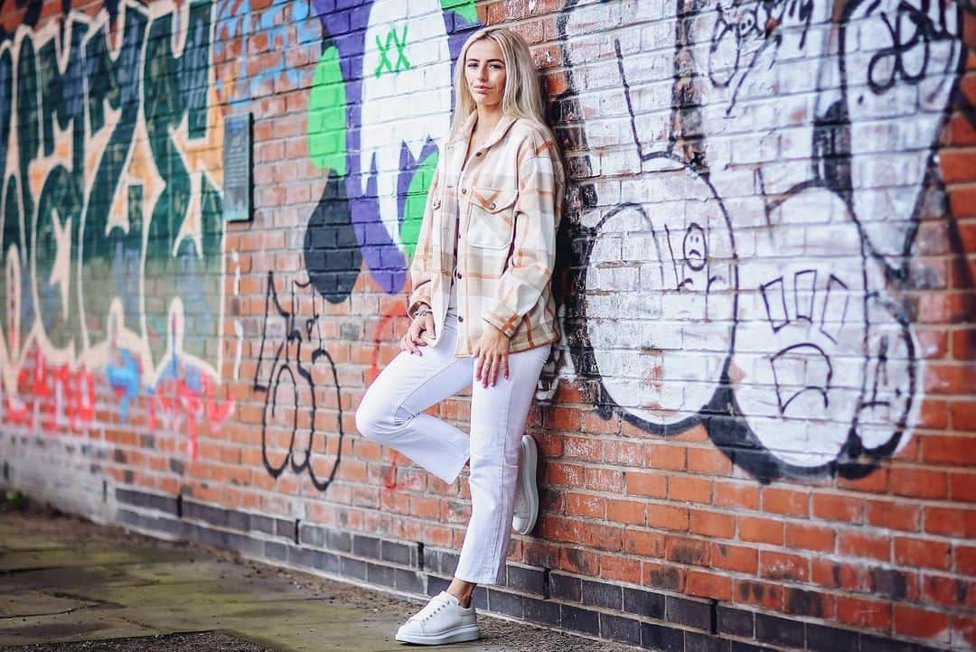 マンチェスター・シティFCさんのインスタグラム写真 - (マンチェスター・シティFCInstagram)「@chloekelly 🤝 Manchester 🏙 #mancity」8月1日 19時46分 - mancity