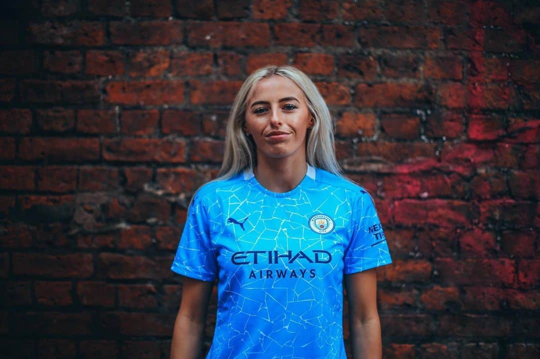 マンチェスター・シティFCさんのインスタグラム写真 - (マンチェスター・シティFCInstagram)「@chloekelly 🤝 Manchester 🏙 #mancity」8月1日 19時46分 - mancity