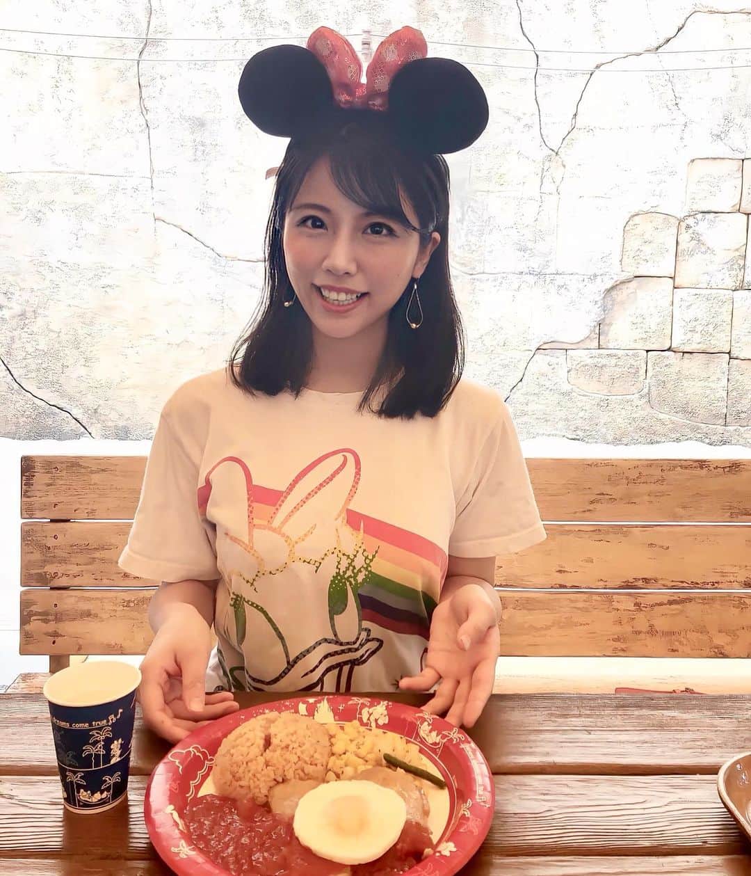 のインスタグラム：「ディズニーシーにある ユカタン・ベースキャンプ・グリル✨✨  チキンのオーブン焼き🍗😋💖 おいしかったー！！ テラス席もあったよ🤭  古代遺跡を調査する学者たちに提供される料理が出されてるらしい〜😘😘  #ディズニー#ディズニーシー#ディズニーランド#デイジー#デイジーダック # #disney#disneysea#disneyland#tokyodisneysea#winstadisney#ディズニー好きな人と繋がりたい#ミニー#ミニーマウス#ミニーちゃん #ミニーコーデ#ディズニーコーデ #ディズニー写真部 #follow#followforfollowback #followme#インスタ映え#インスタ映えスポット#ディズニーシーグルメ #ディズニーフード #ユカタンベースキャンプグリル」