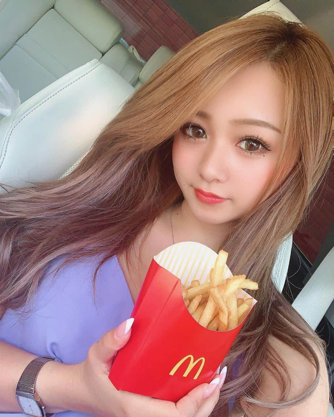 あゆぽよさんのインスタグラム写真 - (あゆぽよInstagram)「🍟  マック美味しかった🎶💕  #マック #マクド #みんなはなんて言いますか#一応 #今日から #真剣に #ダイエット #お昼マックを食べたから#夜は#置き換え #置き換えダイエット #コンブチャクレンズ #3本余ってるから#飲みます #先ほど #ウォーキング #行ってきた #錦 #サロンドゴールド #愛咲あゆ #錦キャバクラ #キャバ嬢 #コロナに負けるな #567 #中洲 #すすきの #北新地 #ミナミ #歌舞伎町」8月1日 19時54分 - ayupoyo519