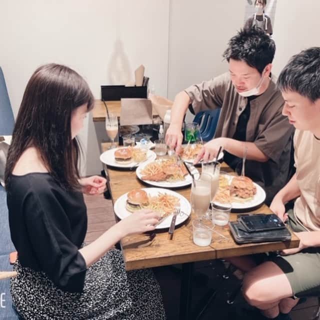 インゾーネさんのインスタグラム写真 - (インゾーネInstagram)「こんばんは。神戸です。 本日8月1日札幌駅のステラプレイスに ハンバーガー屋さんがオープンしました！  その名も ザ、ジョンソンバーガー♪  先日、社員試食会があったので行ってきました。  クラシックバーガーと フィッシュバーガーを食べてみました。  フィッシュの大きさにビックリです！ どちらもとっても美味しかったです。  ぜひ、お近くにお越しの際はお立ち寄りくださいね。  雑貨とグリーンもありますので 覗いてみてくださいね。  #inzonewithactus  #inzonetable  #inzonewithactus宮の森  #johnson_homes #インテリア #デザイン #新築戸建 #家具 #札幌ステラプレイス #inzone神戸ブログ」8月1日 19時55分 - inzone_design_labo