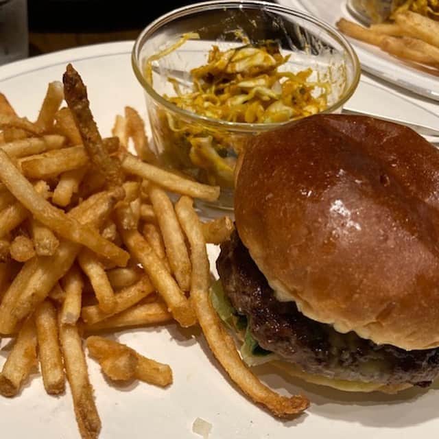 インゾーネさんのインスタグラム写真 - (インゾーネInstagram)「こんばんは。神戸です。 本日8月1日札幌駅のステラプレイスに ハンバーガー屋さんがオープンしました！  その名も ザ、ジョンソンバーガー♪  先日、社員試食会があったので行ってきました。  クラシックバーガーと フィッシュバーガーを食べてみました。  フィッシュの大きさにビックリです！ どちらもとっても美味しかったです。  ぜひ、お近くにお越しの際はお立ち寄りくださいね。  雑貨とグリーンもありますので 覗いてみてくださいね。  #inzonewithactus  #inzonetable  #inzonewithactus宮の森  #johnson_homes #インテリア #デザイン #新築戸建 #家具 #札幌ステラプレイス #inzone神戸ブログ」8月1日 19時55分 - inzone_design_labo