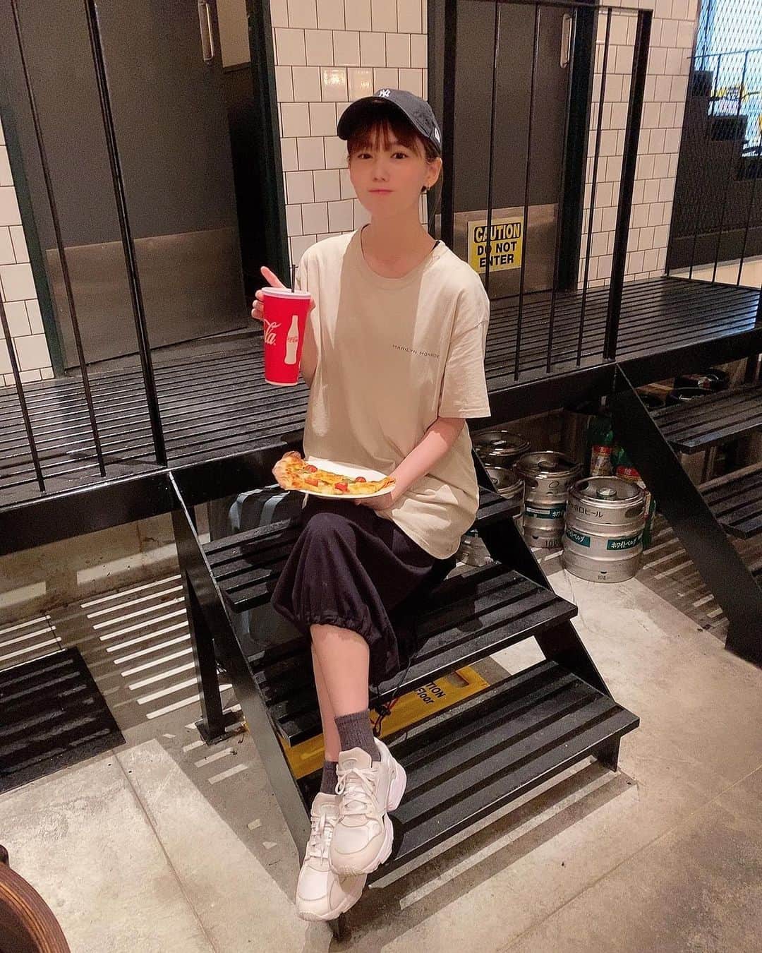 千田麻実のインスタグラム：「⠀ ３枚目は盗撮に気づきニンマリしている私。⠀ 完全に蘭ちゃん目線のポートレート🕊⠀ 開店してすぐ行ったから人少なくてよかったよ◎⠀ ⠀」