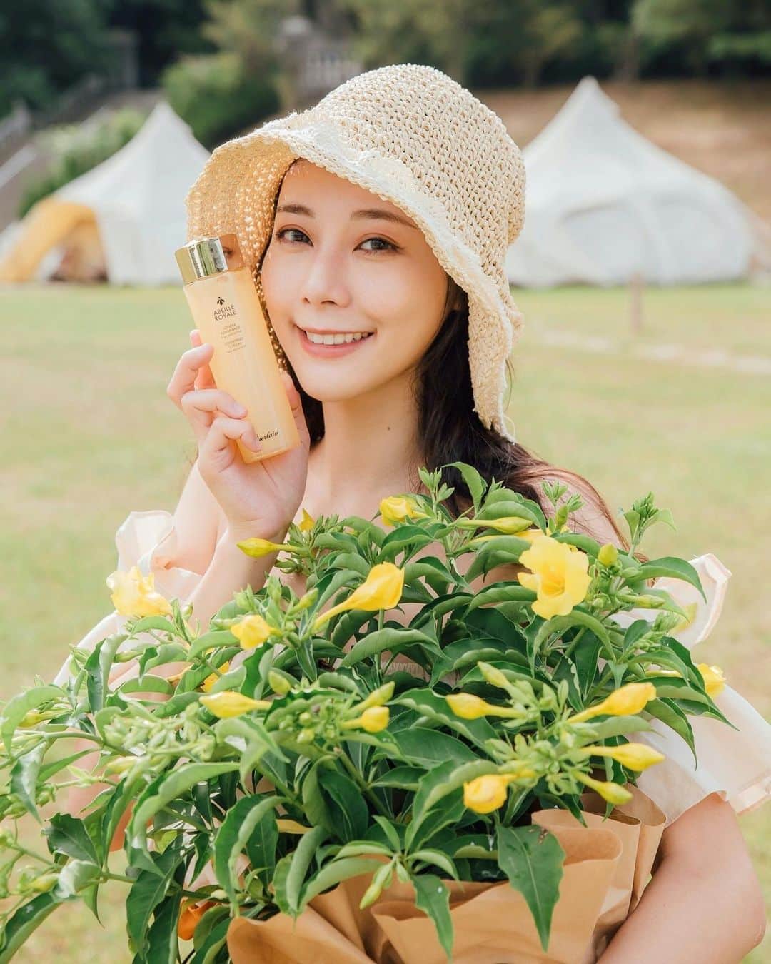 張香香のインスタグラム：「上次跟著 @guerlain 當了一日小蜂農🐝 瞭解了蜂王乳的珍貴 這次嬌蘭的新品 #神蜜水 不得不說我真的是愛死了！😳 因為之前的蜂王乳系列質地都是油或乳比較滋潤 這次推出了清爽的化妝水質地 我直接整個迷上😍 因為我個人偏愛水感質地 很清爽不油膩同時又能感受到滿滿的精華注入肌膚的感覺😚 #皇家蜂王乳蜜露 98%的天然成份 讓我超級安心使用❤️ 可以直接拍在臉上也可以濕敷 肌膚一天比一天透亮Q彈很有感！ 如果妳還沒入嬌蘭蜂王乳系列的坑 很推薦從神蜜水先下手😛 - #Guerlain #Guerlaintw #AbeilleRoyale #皇家蜂王乳蜜露 #神蜜水」