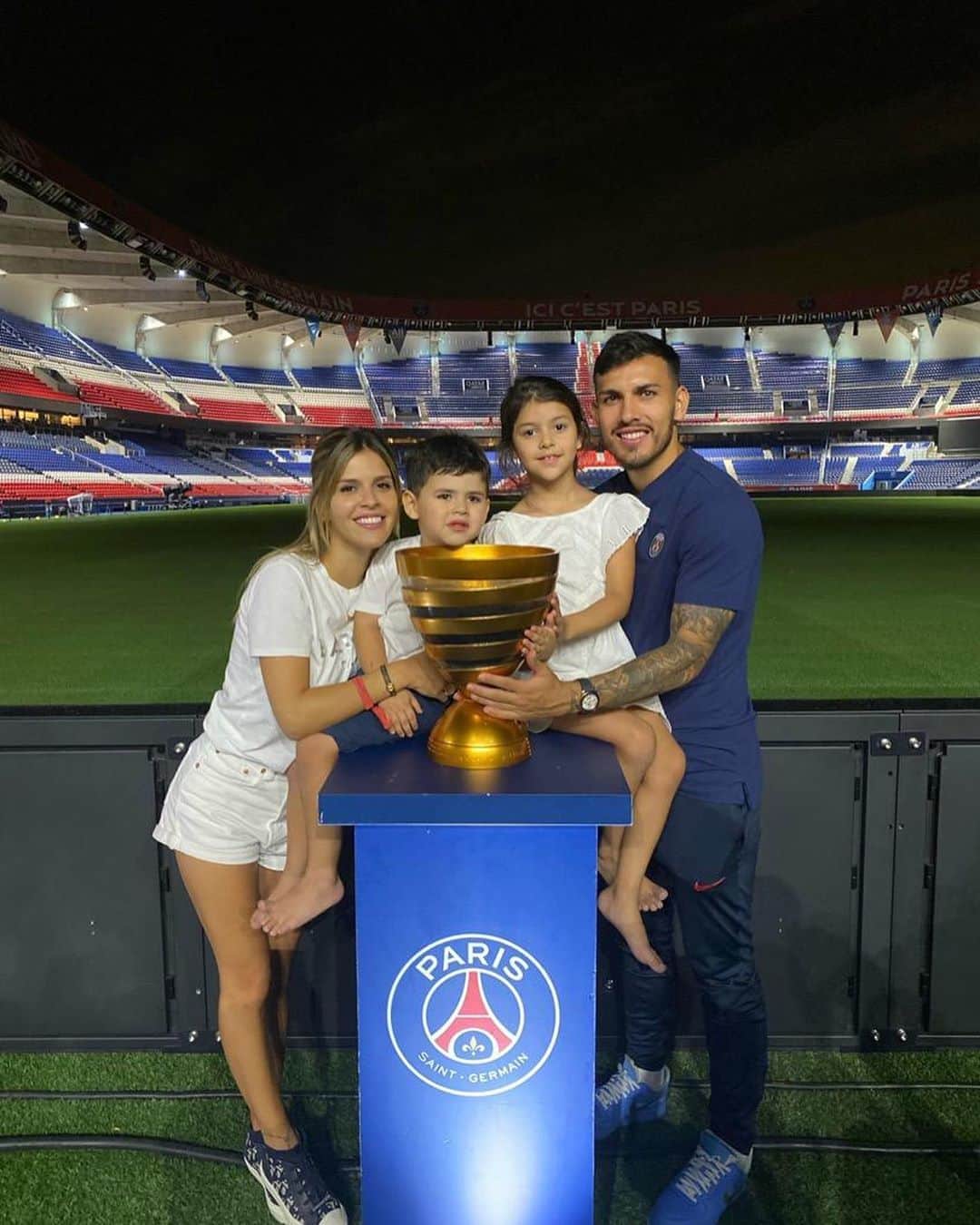 レアンドロ・ダニエル・パレデスのインスタグラム：「Con ustedes y para ustedes siempre ❤️🥰 son mi vida los amooooo ❤️」