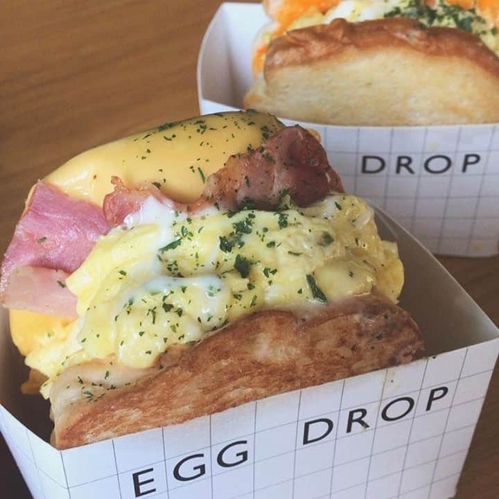 ハルハルさんのインスタグラム写真 - (ハルハルInstagram)「並んでも食べたい！ 韓国で大人気の卵サンドのお店「EGG DROP（エッグドロップ）」🥚🍞  あんにょん♡ ハルハル編集部のAKIです🍑  今日は、韓国にある大人気の 可愛くて美味しいと話題のサンドイッチの専門店を紹介します♡  ■EGG DROP ( @eggdrop.official )  🥚住所 ソウル特別市 麻浦区 西橋洞 358-104  🥚営業時間 8：00～23：00(ラストオーダー22：00) └年中無休  🥚アクセス 地下鉄2号線弘大入口(ホンデイック)駅 9番出口 徒歩5分 （チェーン店なので他にもありますが、一番行きやすい店舗を掲載してます） └2020年4月現在の情報です  「EGG DROP」は名前の通り、 卵を使ったサンドイッチが人気のチェーン店！  韓国内でもどんどんお店がたくさん出来ているそう◎ 早朝に行ってもお店の前には長蛇の列が出来てるんだって！  サンドイッチは、1個あたり約5,000W(500円程度)。  一番人気なのは「タブルベーコンチーズサンド」というメニュー。 ハルハルがインスタで見つけたのもこのメニューを食べた子が多かったよ♡  チーズと卵とベーコンなんて美味しくないワケがないよね… お腹空いてきた…飯テロごめんなさい…  みんなも食べたい！美味しそう！と思ったら この投稿を飛行機マークからシェアしてね♡  DMでのお返事はなかなかできないので、質問などはコメントからお願いします！ たくさんのコメント待ってるね～🌈  ------------------------------ ‌  今回の可愛いお写真は、 以下の方からお借りしています♡ ‌ Thanks for… ‌ @10_23.m  さま @misia0815  さま  #ハルスタ や #ハルハル をタグ付けしていただくと、 ハルハルの記事やInstagramに投稿させていただく場合がございます ‌ #하루스타 #하루하루 를 태그 하시면 하루하루의 기사와 인스타그램에서 사용할 가능성이 있습니다  ------------------------------  #韓国 #韓国好きな人と繋がりたい #韓国グルメ #ソウル #ホンデ #弘大 #EggDrop #エッグドロップ #韓国朝ごはん #プサン #韓国トースト #韓国新定番 #サンドイッチ #홍대 #홍대입구역」8月1日 20時00分 - haruharu_furyu