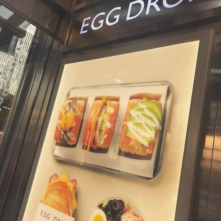 ハルハルさんのインスタグラム写真 - (ハルハルInstagram)「並んでも食べたい！ 韓国で大人気の卵サンドのお店「EGG DROP（エッグドロップ）」🥚🍞  あんにょん♡ ハルハル編集部のAKIです🍑  今日は、韓国にある大人気の 可愛くて美味しいと話題のサンドイッチの専門店を紹介します♡  ■EGG DROP ( @eggdrop.official )  🥚住所 ソウル特別市 麻浦区 西橋洞 358-104  🥚営業時間 8：00～23：00(ラストオーダー22：00) └年中無休  🥚アクセス 地下鉄2号線弘大入口(ホンデイック)駅 9番出口 徒歩5分 （チェーン店なので他にもありますが、一番行きやすい店舗を掲載してます） └2020年4月現在の情報です  「EGG DROP」は名前の通り、 卵を使ったサンドイッチが人気のチェーン店！  韓国内でもどんどんお店がたくさん出来ているそう◎ 早朝に行ってもお店の前には長蛇の列が出来てるんだって！  サンドイッチは、1個あたり約5,000W(500円程度)。  一番人気なのは「タブルベーコンチーズサンド」というメニュー。 ハルハルがインスタで見つけたのもこのメニューを食べた子が多かったよ♡  チーズと卵とベーコンなんて美味しくないワケがないよね… お腹空いてきた…飯テロごめんなさい…  みんなも食べたい！美味しそう！と思ったら この投稿を飛行機マークからシェアしてね♡  DMでのお返事はなかなかできないので、質問などはコメントからお願いします！ たくさんのコメント待ってるね～🌈  ------------------------------ ‌  今回の可愛いお写真は、 以下の方からお借りしています♡ ‌ Thanks for… ‌ @10_23.m  さま @misia0815  さま  #ハルスタ や #ハルハル をタグ付けしていただくと、 ハルハルの記事やInstagramに投稿させていただく場合がございます ‌ #하루스타 #하루하루 를 태그 하시면 하루하루의 기사와 인스타그램에서 사용할 가능성이 있습니다  ------------------------------  #韓国 #韓国好きな人と繋がりたい #韓国グルメ #ソウル #ホンデ #弘大 #EggDrop #エッグドロップ #韓国朝ごはん #プサン #韓国トースト #韓国新定番 #サンドイッチ #홍대 #홍대입구역」8月1日 20時00分 - haruharu_furyu