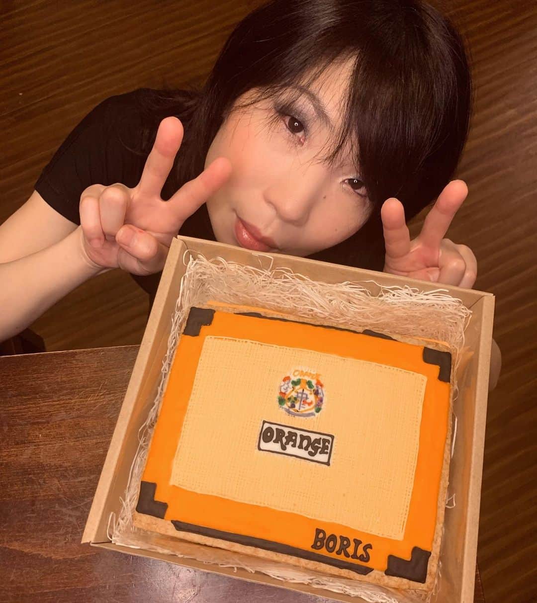 BORISさんのインスタグラム写真 - (BORISInstagram)「Orange Ampを模したでっかいクッキーとオレンジパウンドケーキが届きました。凄いクオリティ🍊!!  @h_bekkan さんへ特注のハンドメイドだそうで、お味も素晴らしかったです。  クッキーの方はどうしよう。 かわいくて食べれない！  Chisatoさん&Hinoさんありがとうございました😊 wata  #orangeamps #bekkan」8月1日 20時02分 - borisdronevil
