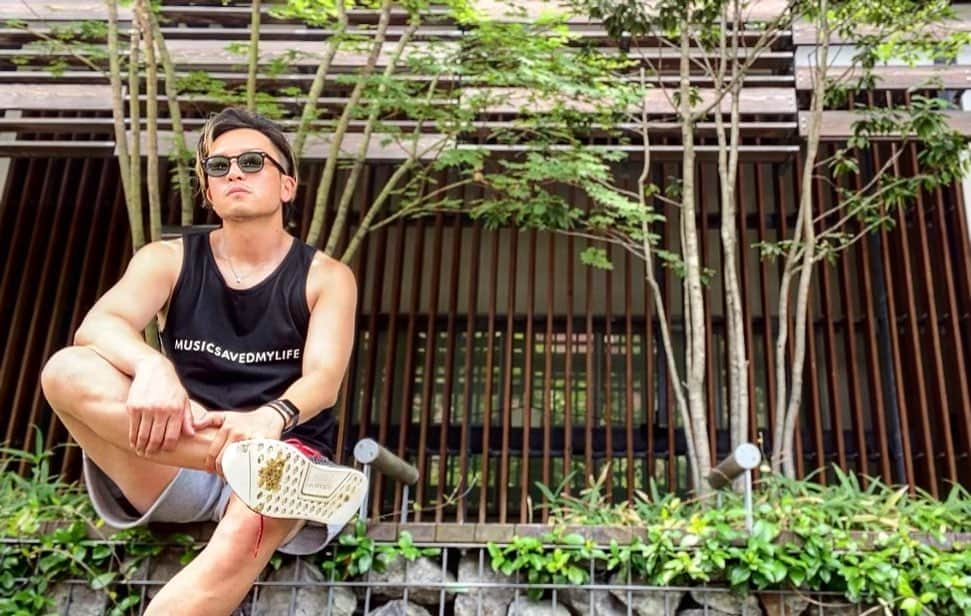 SHU-YAのインスタグラム：「随分あいてしまったな。 お久しぶりです。 . 色々あって久々になってしまったんだけど、今ここでは書きませんが俺自体はコロナでもなんでもなく元気です👺 . とりあえず髪でも切るかなー。 . #夏 ※うんち踏んでません」