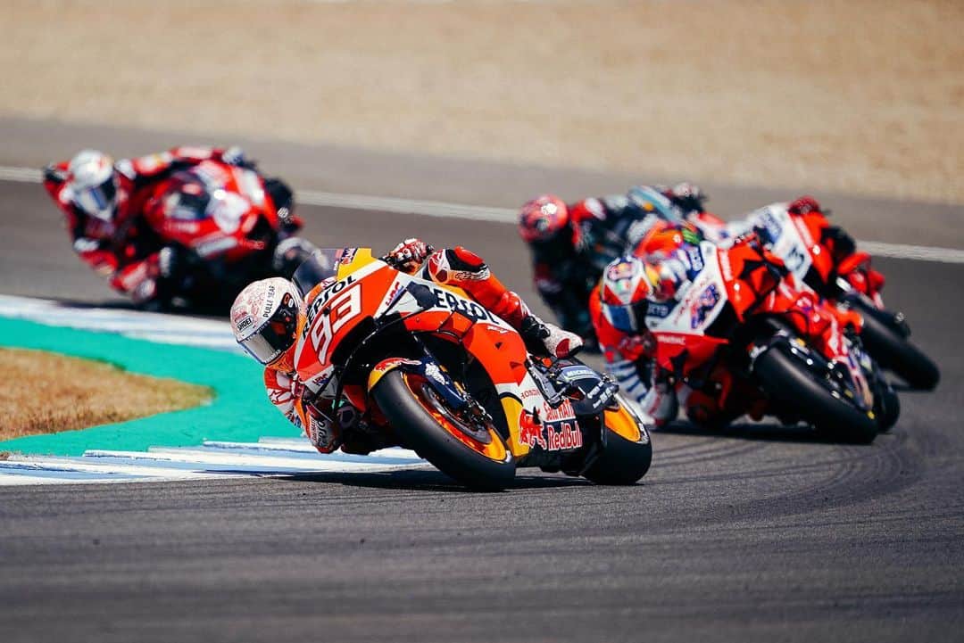 レプソル・ホンダのインスタグラム：「Leader of the pack 🦁 ⠀⠀⠀⠀⠀⠀⠀⠀⠀ #Battle #RidingForThem #MotoGPIsBack #MotoGP #MM93 #MarcMarquez93 #Racing #Repsol #Honda #Racing #RepsolHonda #HRC #RC213V #ThePowerOfDreams #Racing #Motorcycle #Team #OneHeart #PushingAheadTogether」