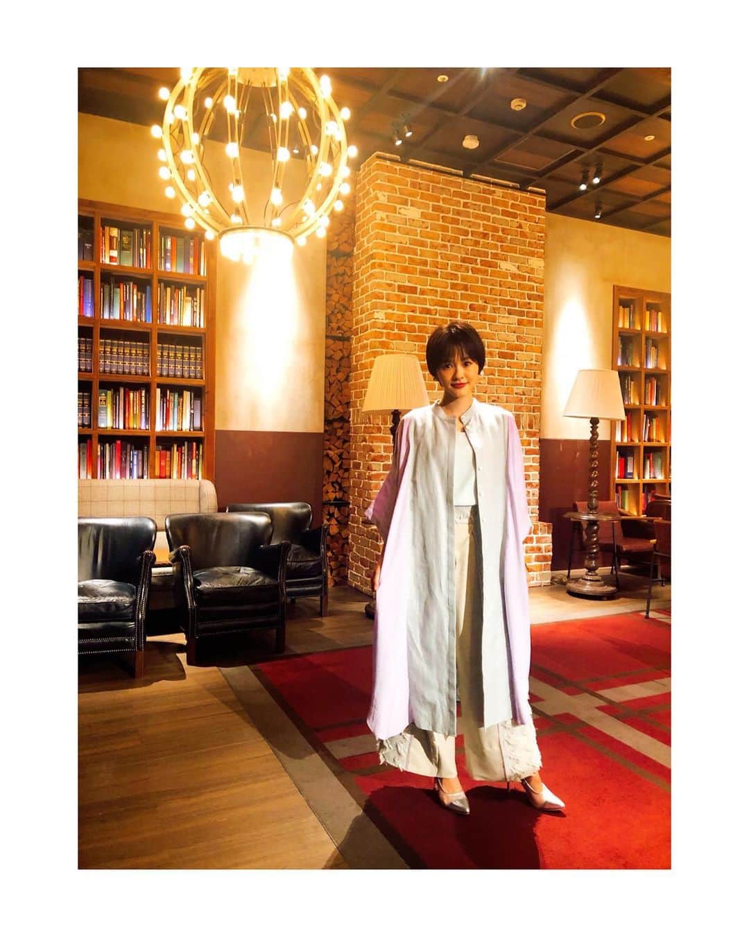 昆夏美のインスタグラム：「. 8月になりました🌞 ここで1つお知らせがあります！ . わたくしこの度、 YouTube始めることになりました！ 初めてのことなので わくわくどきどきそわそわしてますが、 私自身楽しんで、 皆さんにも楽しんでもらえる チャンネルにしたいと思います！ ◯◯してほしい、などありましたら ぜひ教えてくださいー！ よろしければチャンネル登録お願いします💋 (ま、まさか自分がこのフレーズをいう日が来るとは…！笑) . そして昨日は 昆夏美メルマガ会員限定 オンラインファンミーティングでした。 ご参加下さった皆さま！ ありがとうございました✨ 2時間が楽しくてあっっという間でした😆 また出来たらいいなー！と思います^_^ . YouTubeのチャンネルは 本日21:00に ストーリーの方にアップしますね！ . 8月も楽しんでいきましょーーーう💪🏻」