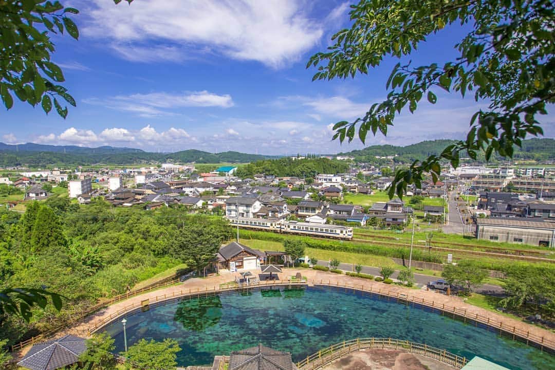 鹿児島よかもん再発見のインスタグラム：「湧水町の丸池湧水へ(^-^)/   eyeemというフォトアプリで海外の方々からもの凄い人気の  @tsutomu_innami  さんが撮られていたアングルに近い構図で(*´∀｀)  丸池湧水では、どうしても下から撮りがちなのですが、街並みや鉄道もアングルに入る上からの構図も素晴らしいですね  #鹿児島 #鹿児島観光 #湧水町 #湧水町観光 #鹿児島の自然 #鹿児島の風景 #街並み #japan #kagoshima #kagoshimaphotograph  #kagoshimaphoto  #丸池湧水」