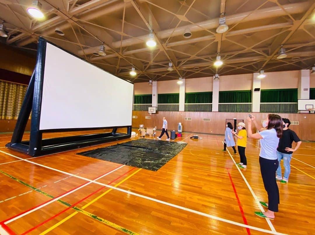 のインスタグラム：「8月8日　ライオンゲートin阿蘇　 野外上映用バルーンスクリーン✨   阿蘇での野外上映にむけて バルーンスクリーンを購入しました。^_^  今日は、初めてのテスト上映✨  昨年の11月に映画ラストサムライの 撮影地になった書写山円教寺で はじめてバルーンスクリーンで上映しましたが、それはそれは素晴らしい体験でした。  https://www.life-planetarium.com/blank-11  リアル星空の下、ステキなロケーションで あの感動をまた多くの人に届けたい！  しかし、バルーンスクリーンを 1日レンタルするだけでも 数十万円のコストがかかります。  しかも、雨でキャンセルになっても 同額の費用がかかってしまうため、 企画するのも、大掛かりで覚悟がいります。  もう少し気軽に、 野外上映できないか…と思っていたので 今回はバルーンスクリーンを オーダーメイドで購入しました^_^✨  1カ月ほど前に 完成したバルーンスクリーンは 届いていましたが 今日リハーサルをすることを知らない スクリーンの製造会社から、 偶然にも昨日、設営方法のムービーが届き、  手伝ってくれるスタッフも自然と揃い、 本日、はじめてのテスト上映は、  やっぱり  バッチリ👌✨大成功！でした✨✨🎊  うまく設営できるかどうか　 わからない緊張感の中… うまくできた時の、 はじめての、この瞬間！  これは、感動するものですね〜✨☺️💗  書写山のときも 無事にスクリーンができた時は、 スタッフみんなで喜びの拍手！！  今日も、思わず、みんなで 拍手がでました👏✨✨  もうみんなLIFEクリエイターですね。^_^  0→1 に、作品を作る楽しさもありますが 　 その作品、感動を届けるために 新しい環境を作っていくLIFEクリエイター✨  終了後、みんなでこだわり焙煎された コーヒーで乾杯しました✨☺️  8月8日は、88名限定ですが すでに満席になっています✨🙏  ご希望の方は、キャンセル待ちとして お伺いさせていただきますので お知らせください^_^  連絡先 info@feelandsense.co 05036365770  ご参加くださる方は レジャーシートをご持参いただくことを オススメします^_^  椅子のご用意もありますが 阿蘇の大地を、体感しながら 夜空を見上げていただきながら LIFEいのちを、 体感して頂きたいと思います^_^✨  また、安心してお楽しみ頂くためにも マスクの着用と検温は よろしくお願いいたします☺️  体調不良の方は くれぐれもご無理なさらずに キャンセルしてくださいね。  　 プラネタリウム上映情報  ⭐️姫路科学館　　　　　　　 毎週土日9時45分から  ⭐️バンドー神戸青少年科学館　 8月9日14時から  野外上映を企画したい方 info@feelandsense.co までご連絡ください。　  LIFEいのち うまれることを再体験  https://www.life-planetarium.com  #オーダーメード #エアバルーンスクリーン#スクリーン #野外上映に向けて#野外上映 #lifeいのち #満点の星空の下で #いのちに感動 #企画　#書写山 #神戸 #いのちの授業#感動を届けます #姫路科学館 #バンドー神戸青少年科学館 #csr活動 #野外上映#リゾートホテル #リゾート地で上映企画#企画イベント #コロナ対策 #lifeいのち #阿蘇 #野外イベント」