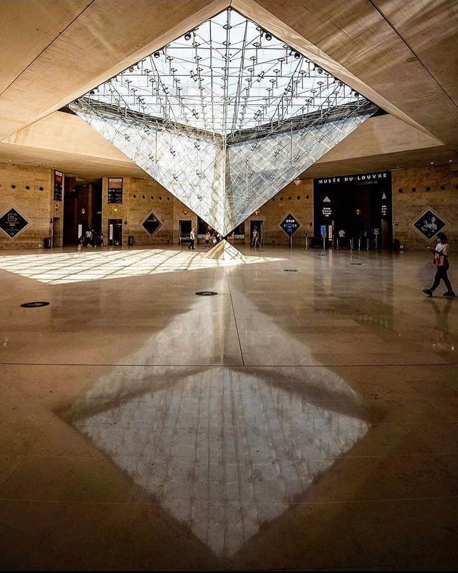 のインスタグラム：「. 🇫🇷 Êtes-vous déjà passé devant la Pyramide inversée ? 🔻🙃 - 📸 Comme @ettore_riva, explorez le musée sous tous les angles et partagez avec nous vos coups de cœur avec le hashtag #LouvreAtFirstSight ! Nous publierons vos plus belles photos ici chaque week-end. 😍 - - - - 🌎 Have you ever walked past the inverted Pyramid ? 🔻🙃 - 📸 Like @ettore_riva, explore the museum from every angle and share with us your crushes of the Louvre using #LouvreAtFirstSight. We will repost your best pictures here every weekend! 😍 . . . #Louvre #MuséeDuLouvre #PyramideDuLouvre #IeohMingPei #MonÉtéMaRégion」