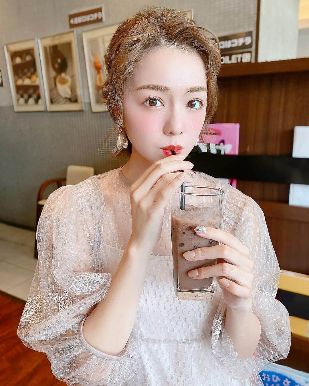 のインスタグラム：「セールで買った　@lily_brown_official のワンピース😍こんなに淡い色で透けてるふんわりしたイメージのワンピ初めて買ったなあ！  パーソナルカラー的にいえば恐らくブルベ夏さんがベストに似合うカラーだけど、主張がない色なのでメイクの色味やアクセの雰囲気で調節してあげれば比較的どなたにも似合いやすいかな☺️💓  セールで￥19,800 → ￥7,920 になってたので、ついつい買ってしまった🥺 そろそろ夏服の値下げ率が一番高い時期になってきたので、通販が止まらない、、笑  ９月なったらブラウンかアイボリーのショートブーツ合わせて着たら絶対可愛い💓  今月のネイルも残して欲しいって声多かったので貼っておきます💅 ベージュのワンカラーをベースにオーロラパウダーでパール感を💎  #ネイル#オーロラネイル#オーロラパウダー#ミラーネイル#ベージュワンピース#シースルーワンピース#リリーブラウン」