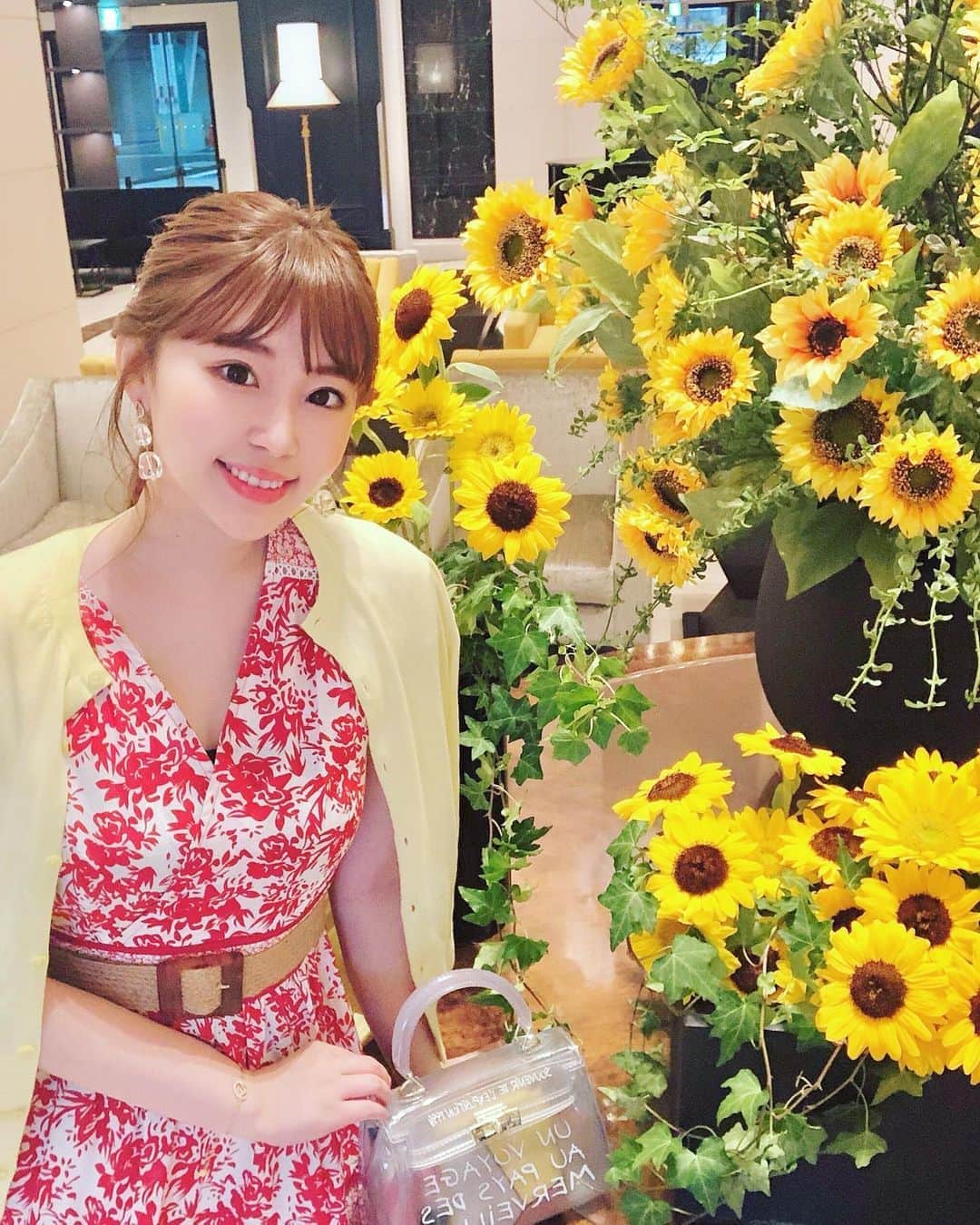 のインスタグラム：「𝙃𝙚𝙡𝙡𝙤,𝘼𝙪𝙜𝙪𝙨𝙩🌻💛☀️🧀🐥 いよいよ夏を感じる暑さですね🐱💦  opもbagも　@lilas_jp 新作です💋  例年通りにとは中々いかないですが 出来る範囲で夏楽しみたいなっ🙋🏻‍♀️🔥  カラコンは @onlinecontact でオーダー💛 ever color 1dayタイプを愛用してます👀 シェリーファッジ、スウィートリュクスが好き! 他のカラーも試してみよっ🌼」