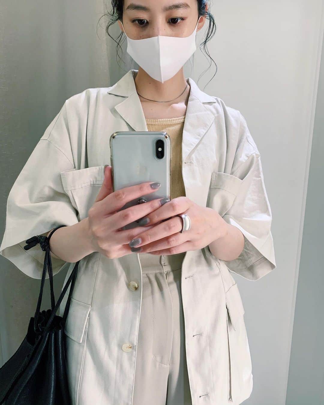 Shiho Sasakiのインスタグラム：「最近の購入品☝️ カプセルコレクションのサファリジャケット🦓 オーバーサイズで大好きなシルエット🤍 ウエストの内側にドロストが付いているのでキュッと絞れるようになってます🙆‍♀️ グレーと迷ったけど、着回しを考えてアイボリーにしました🕊 #MOUSSY#MOUSSYSNAP」