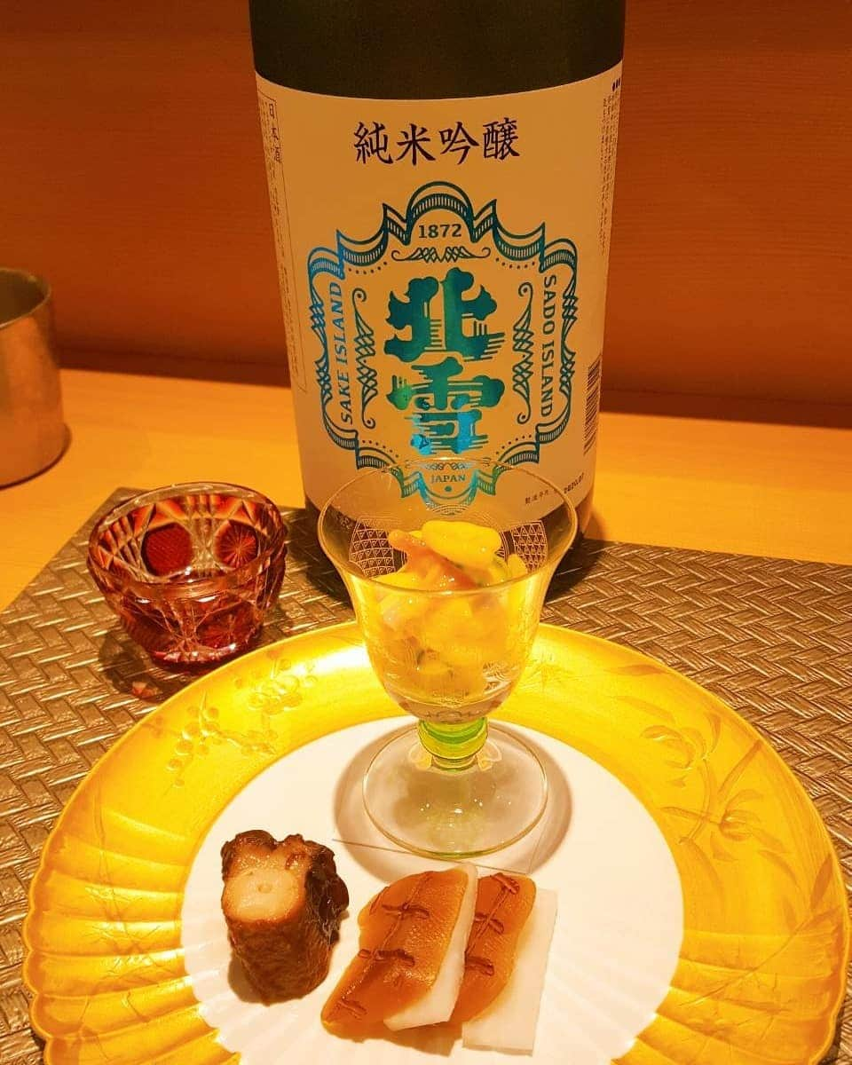 石塚かおりさんのインスタグラム写真 - (石塚かおりInstagram)「#聞酒#酒場#ぶらり酒#ミシュランガイド#新潟  毎週木曜日の『北雪SAKE DlNER聞酒』  今回のぶらり酒では、「ミシュランガイド新潟2020特別版」で１つ星を獲得したお店。  新潟市中央区古町「古門」  暖簾をくぐるってカウンターに通していただくと、ずらりと並んだ包丁の数にびっくり。  東京、関西、九州の名店で研鑽を積んだご主人いわく 土地の食材を大切に、特に、佐渡の食材を頼りにしていると。  佐渡の酒蔵「北雪酒造」の「夏酒」に合わせて、なんとも間合いの良いお料理の出し方。  お料理にお酒を合わせるというより、お酒にお料理を合わせるのだと。  主役は、北雪の夏酒でした。  来週も続きをお送りします。  #BSNラジオ 毎週木曜日 夕方5時15分からオンエア #radiko タイムフリーでも  #新しい生活様式 を守りながら #乾杯#日本酒 #佐渡 北雪酒造 羽豆会長と  #枝豆#からすみ#じゅんさい #タコ#はも #和食  #食いしん坊万歳#日本酒好き #アナウンサー#新潟放送 #石塚かおり」8月1日 20時25分 - kaori_ishizuka413