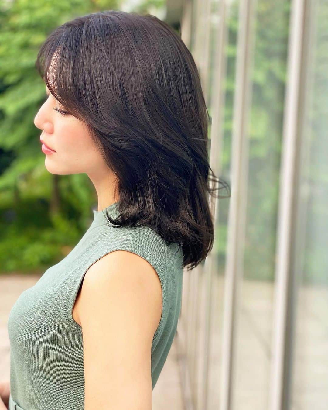 石井里奈さんのインスタグラム写真 - (石井里奈Instagram)「こんばんは💕✨ . 真夏のNewヘアカラー💇‍♀️✨ お馴染みの @zacc_miyagawa ちゃんに大人のミントベージュにしてもらいました💕（たまたまお洋服も背景もミントカラー笑） . 最近暗めのカラーがマイブームで🥰 ただ黒髪ではなく透明感ある柔らかい仕上がりにしてもらったよ❤️ . 昨年から比べるとだいぶ髪の毛伸びましたが、気流れ美人を作るにはまだもう少し長さが足りないようです😛 . 今日は撮影で沢山可愛いお洋服着れて楽しかったな❤️明日また投稿しますね✨ . 最近私は、ドラマの私の家政夫ナギサさんにハマってます🥺私の家にもナギサさん来て欲しい🥺そして多部ちゃんのコーデや付けてるTASAKIのジュエリーが可愛くて楽しいです🥺✨ . 今日もお疲れ様でした❤️ . #hair #haircolor #ヘアカラー #ヘアスタイル #ミディアムヘア #ヘアアレンジ #女子アナ #モテヘア #ミディアム #hairstyle #田中みな実 #hairarrange #就活ヘア #就活メイク #新社会人 #オフィスコーデ  #ol #会社員 #簡単ヘアアレンジ #ナチュラル #ナチュラルメイク #簡単アレンジ #夏メイク #夏ヘア#ビューティー #frayid #フレイアイディー  #私の家政夫ナギサさん #ドラマ #ドラマ好き」8月1日 20時25分 - ri7tin1025