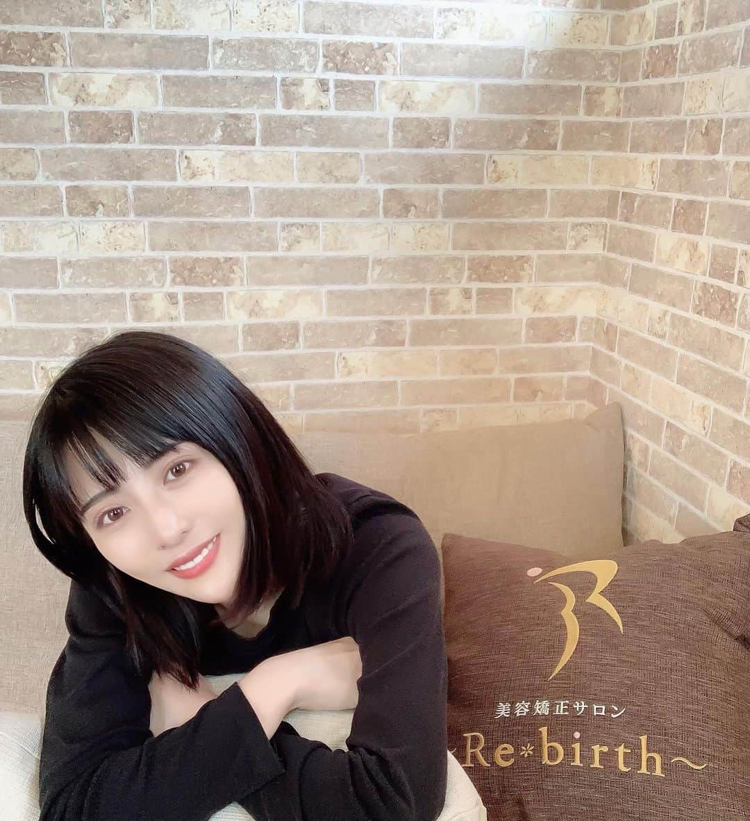 宮瀬彩加さんのインスタグラム写真 - (宮瀬彩加Instagram)「先日　@rebirthfuji さんへ行ってきました！  まず想像以上に自分の身体が全体的にガチガチに 筋肉が凝り固まってリンパが詰まっていたことを知って 施術中は背中や腰、肩が泣くほど痛かったです！ ㅤㅤㅤㅤㅤㅤㅤㅤㅤㅤㅤㅤㅤ でもそれを乗り越えて 施術が終わったらびっくり！！！！🙄🙄  身体が軽くなって巻き肩も首の位置、腰の骨も元の位置に戻り左右の歪みも無くなって 姿勢が改善されてってほんとに良いことだらけでした！✨凄い。  この快感を伝えたくて書いてますってくらい、感動が凄かったです。  正しい姿勢をする！じゃなくて 自然とそうなっちゃう！みたいな感覚に戻れました。 やっぱり姿勢は大事だなと実感。  私が受けたのは 【全身美容矯正+3Dフェイスメイク矯正+コラーゲンマシン】 のスペシャルコースです。 施術は的確で悪いところはズバッと言われて直さないといけない癖が沢山見えました。。笑 ㅤㅤㅤㅤㅤㅤㅤㅤㅤㅤㅤㅤ ㅤㅤㅤㅤㅤㅤㅤㅤㅤㅤㅤㅤㅤ 気になる方は是非一度自分の身体を 改めて知ることを含め行ってみてください💆‍♀️✨  ㅤㅤㅤㅤㅤㅤㅤㅤㅤㅤㅤㅤㅤ ㅤㅤㅤㅤㅤㅤㅤㅤㅤㅤㅤ ㅤㅤㅤㅤㅤㅤㅤㅤㅤㅤㅤㅤㅤ ㅤㅤㅤㅤㅤㅤㅤ  #リバース美容矯正部 #コラーゲンマシン #小顔矯正 #富士市リバース #美容矯正 #富士市整体 #富士市小顔矯正 #富士市骨盤矯正」8月1日 20時25分 - ayaka_miyase